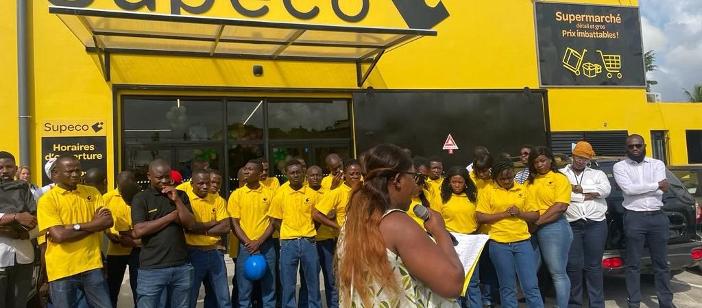 9 mars 2023, les équipes de Côte d'Ivoire du réseau ont ouvert ce matin un 6e Supeco dans le quartier de Yopougon à Abidjan. Construit par CFAO Consumer Retail sur un terrain de 2000 m², Supeco Cité Verte propose une large gamme de produits de la vie quotidienne aux prix les plus bas de son marché. Avec l’essor de la classe moyenne, les besoins en biens de consommation augmentent significativement. Ce 6e Supeco en Côte d’Ivoire vient renforcer l'engagement du Groupe dans l'offre de produits de qualité aux meilleurs prix aux consommateurs ivoiriens. Félicitations aux équipes pour cette ouverture et bienvenue aux clients ivoiriens venus très nombreux dès l'ouverture. Voir la page LinkedIn de CFAO Consumer Retail, cliquez ici. En savoir plus sur CFAO Consumer Retail sur ce site.